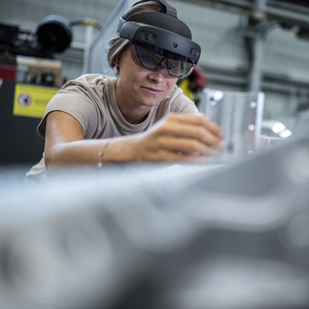 thyssenkrupp's tweet image. Szenen wie aus einem Science-Fiction-Film. 🤩 Aber für uns ganz normaler Arbeitsalltag, denn #Digitalisierung und Automatisierung sind in der industriellen Produktion längst Standard. 🦾 Würdet ihr gerne mit einem #Roboter zusammenarbeiten? 😃