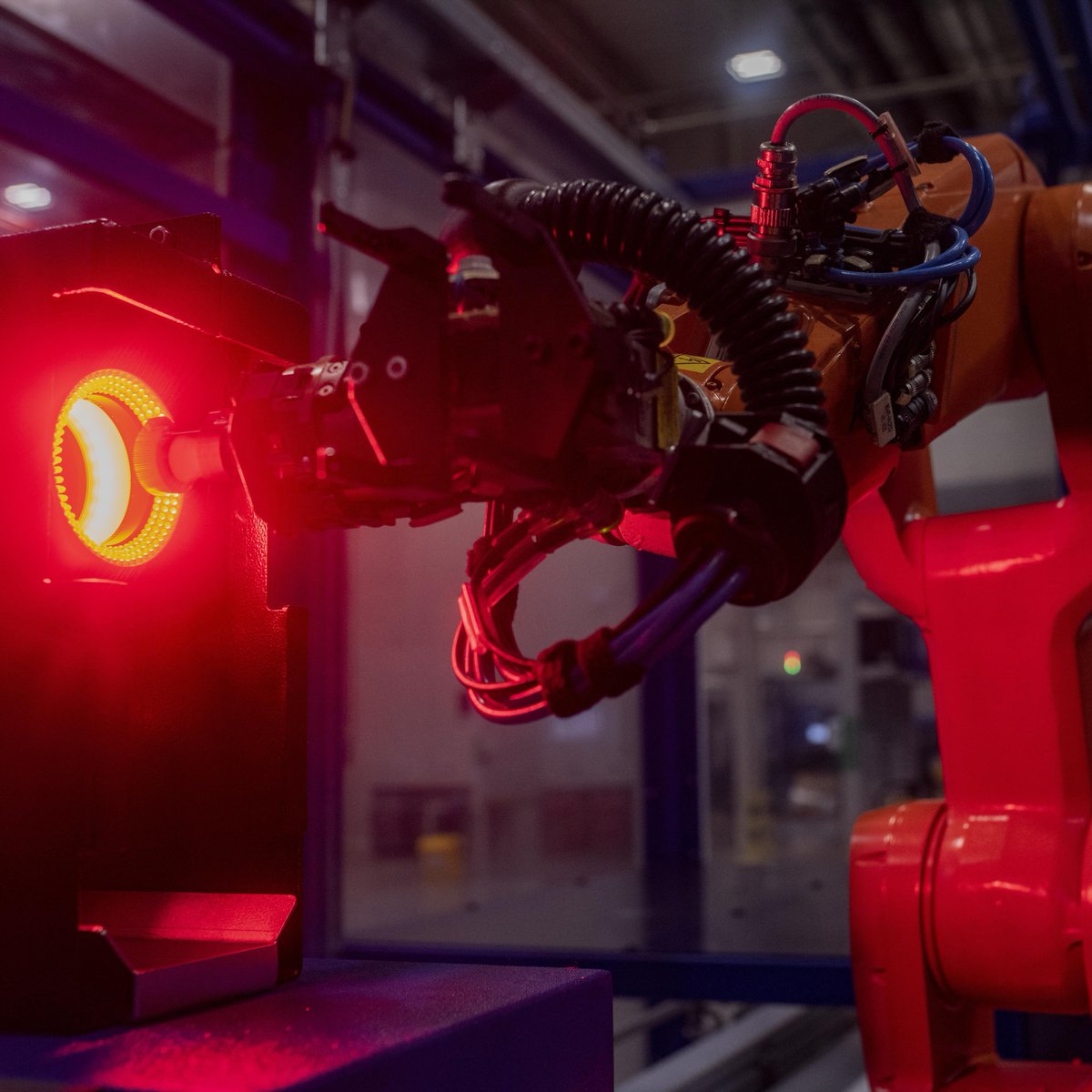 thyssenkrupp's tweet image. Szenen wie aus einem Science-Fiction-Film. 🤩 Aber für uns ganz normaler Arbeitsalltag, denn #Digitalisierung und Automatisierung sind in der industriellen Produktion längst Standard. 🦾 Würdet ihr gerne mit einem #Roboter zusammenarbeiten? 😃