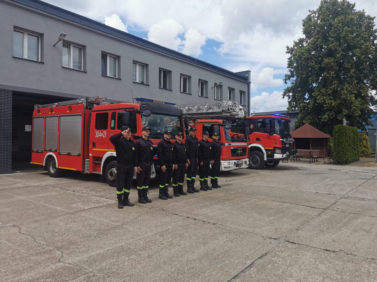🖤🫡  Dziś, o godz. 12. gdańscy strażacy 👨‍🚒 w jednostkach #PSP i #OSP włączyli sygnały świetlno-dźwiękowe oddając hołd śp. sierż. Mateuszowi Sitkowi, który poświęcił swoje życie w obronie granic naszej Ojczyzny🇵🇱
Cześć Jego pamięci!🕯