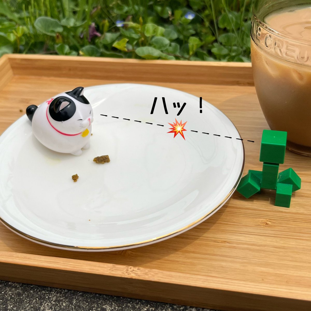 higemanjyu_me's tweet photo. #Minecraft の土ブロックみたいなパウンドケーキ!
🐱「むしゃむしゃ...全部食べちゃお」
🐱---ハッ💥---🟩
🟩「ネコだ!怖い💦」
🐱「あらら~ #クリーパー はネコ苦手にゃのね」
#マイクラ
#ひげまんじゅう
#アミュキャラぬい撮り
#オモ写 https://t.co/cPVWz0yp4K