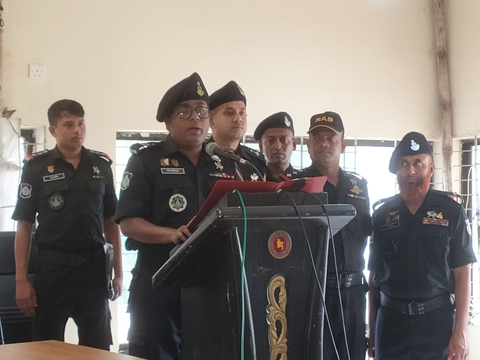 র‌্যাব-৭ চট্টগ্রাম কর্তৃক চট্টগ্রামের আত্মসমর্পণকৃত জলদস্যুদের মাঝে ঈদ শুভেচ্ছা ও উপহার সামগ্রী বিতরণ