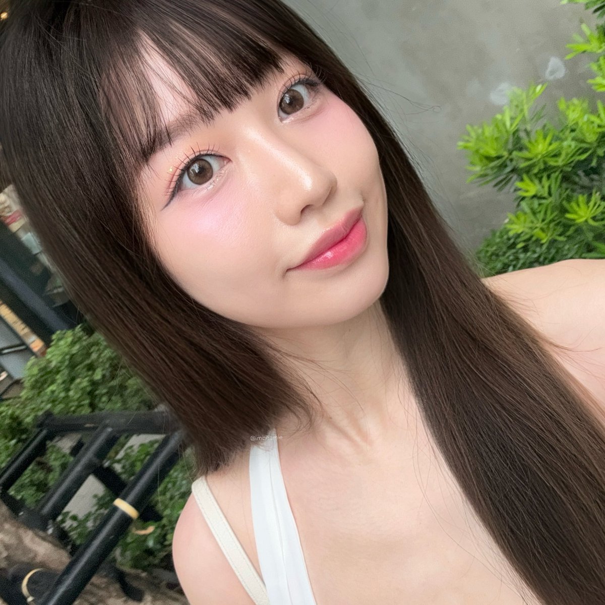 imbeamie's tweet photo. ทิ้นท์ผิวไบร์ทนี่อย่างโหดอ่ะ Maybelline fit me fresh tint เนื้อเนียนเบามากๆ สี 02 แต่งออกงาน ลุคดูไบรท์ขึ้นนะ ปกปิดดี แต่งานผิวดูธรรมชาติอยู่ ชอบที่มีวิตามินซีบำรุงผิวด้วย SPF50 PA+++ บีมว่าเบอร์ที่เข้าไทยโทนค่อนข้างเหลืองเหมาะกับคนเอเชีย สวอชที่แขนเยอะหน่อยจะได้เห็นสีชัดๆจ้า https://t.co/72i8LpUkjr