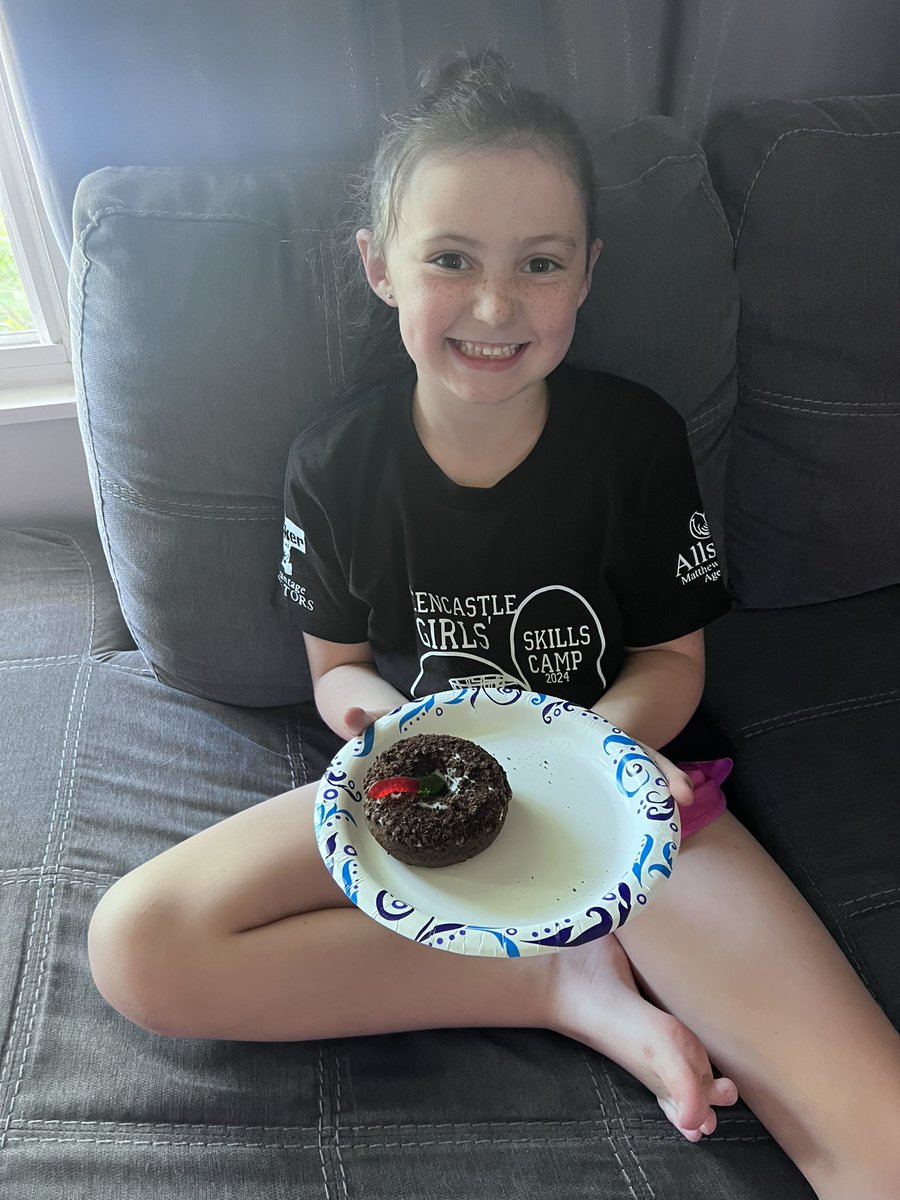 What does someone get post 45 min Speed-Agility Session and for helping set-up and clean-up??? Yes, a donut with a worm in it. I know it’s not the best post workout food Coach Karen, come at me 

<a href="/eriiiikuh/">Eriiiikuh</a>