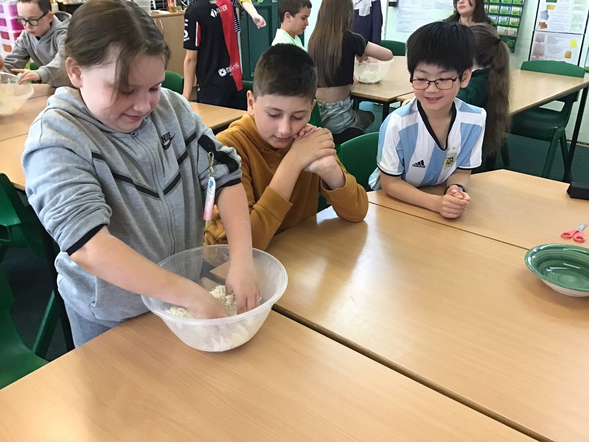 Y5Oaky's tweet photo. The cooking started with Trinidadian Roti bread; a mixture of dough, peppers, carrot and cheese.  #Oakywellbeing https://t.co/r9lq70bcEt