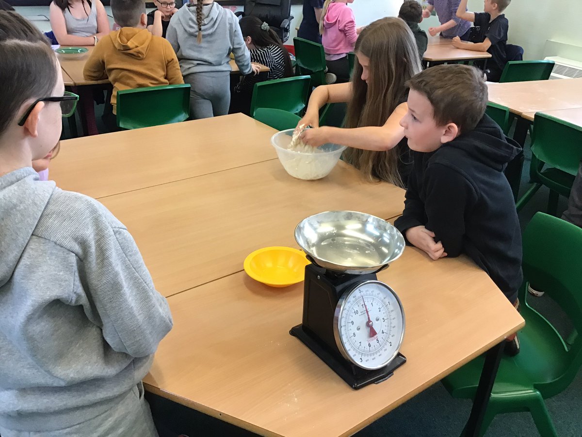 Y5Oaky's tweet photo. The cooking started with Trinidadian Roti bread; a mixture of dough, peppers, carrot and cheese.  #Oakywellbeing https://t.co/r9lq70bcEt