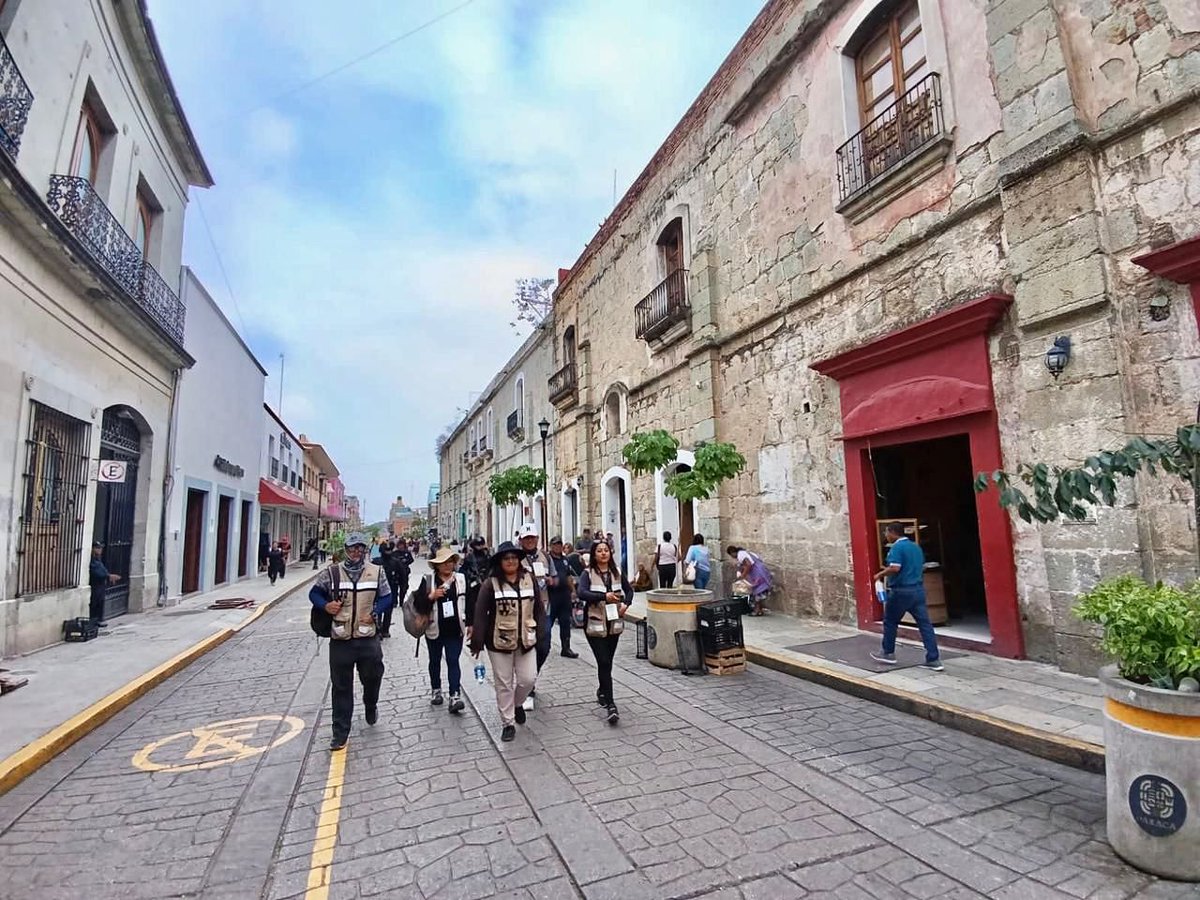 🔴🗞 #Entérate 🗞🔴

Reordena <a href="/MunicipioOaxaca/">Municipio de Oaxaca de Juárez</a> ambulantaje derivado del plantón en Centro Histórico

🔴La Unidad del Cuerpo de Inspectores retiró más de 100 puestos ambulantes en el primer cuadro de la capital

wp.me/p6Ntzb-13Cs