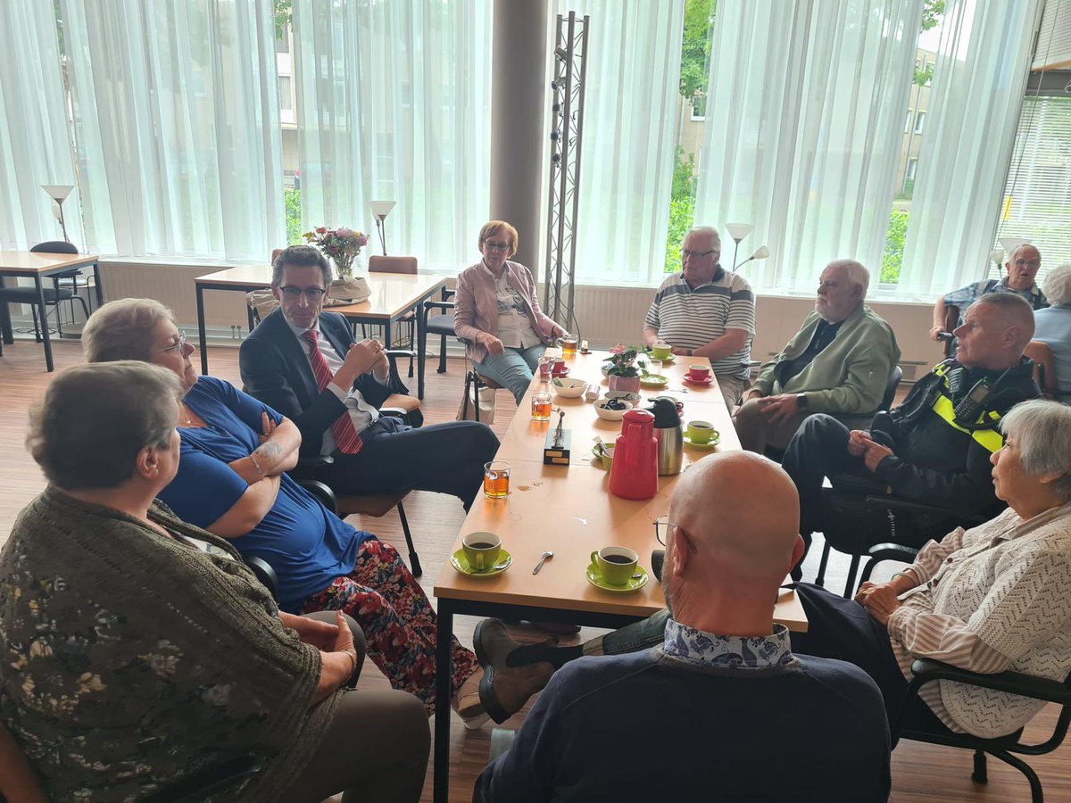 Met wijkagenten Eric Stomphorst en Tom IJff op de fiets door Middenhoven in <a href="/Gem_Amstelveen/">Gemeente Amstelveen</a>. Bezochten het winkelcentrum en spraken met buurtbewoners in het wijkcentrum. 
Bewoners zijn trots op hun wijk en de samenhorigheid, oa door alle activiteiten die worden georganiseerd.