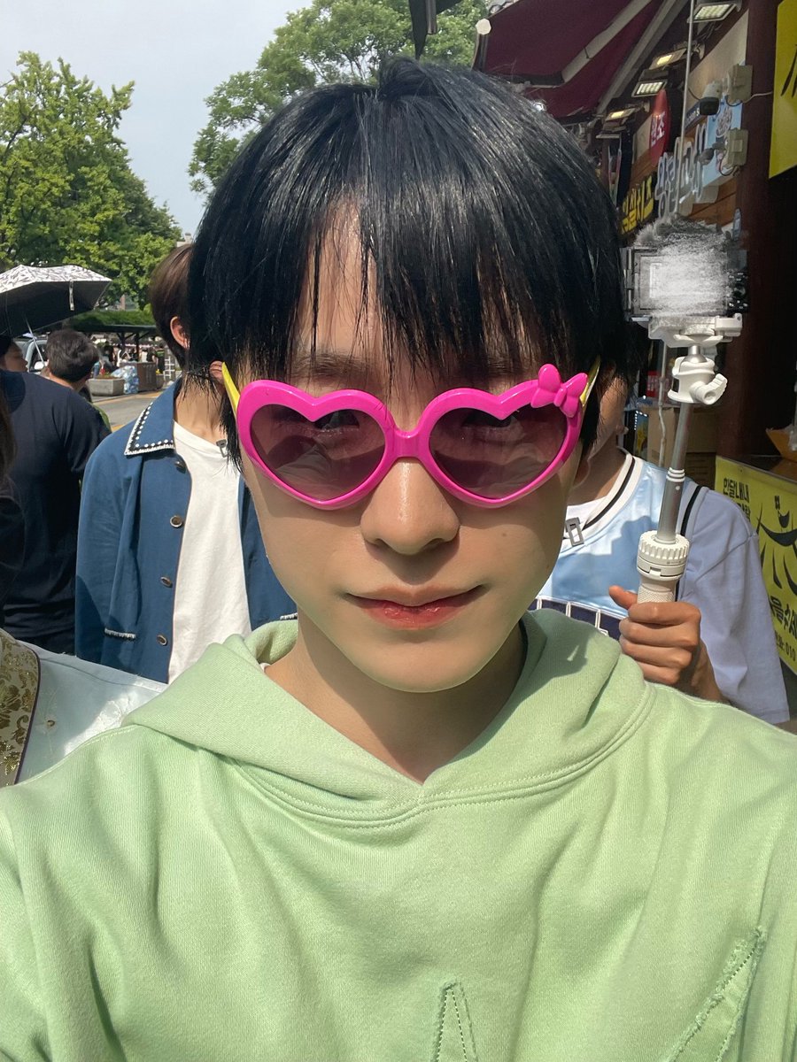 기분 좋은 봄, 길거리에 흩날리는 꽃잎.