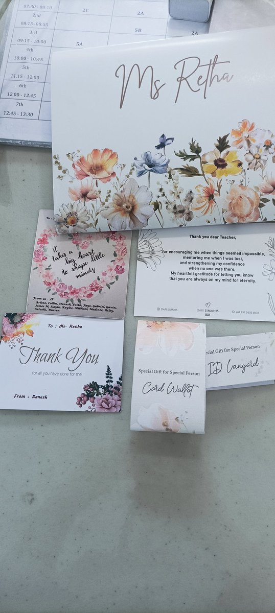 Untung semakin berkurang... Apa daya, guru nomaden kayak saya kl selalu dikasih bingkisan itu ribet kala pindahan kost/sewa... Gak lucu kan pindahan sewa colt demi angkut pernak pernik...biar cantik dan mahal... Maintenance ini. Yang disimpan cuma kartunya... Tanda cinta soalny.