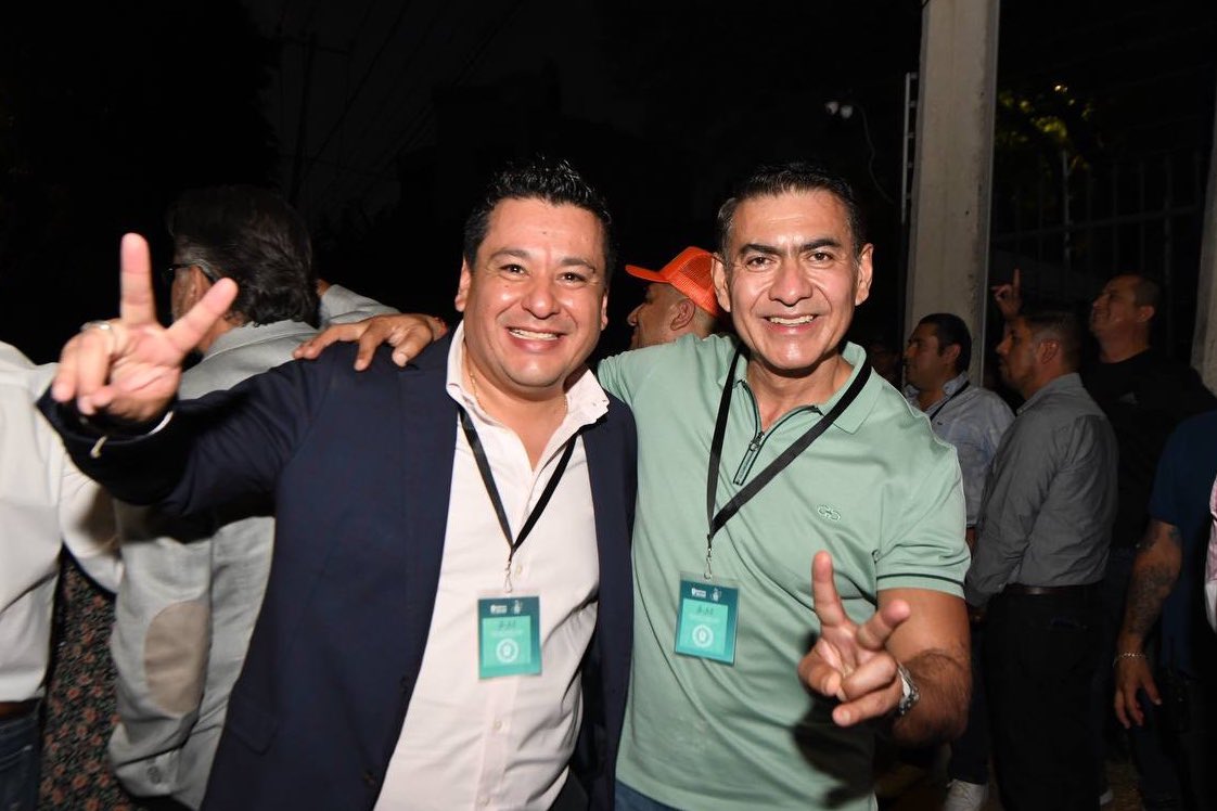 Con mi amigo <a href="/SalvadorZamoraZ/">Salvador Zamora</a>, hemos demostrado el verdadero trabajo en equipo desde sus dos administraciones en #Tlajomulco 📍Luego, respaldamos con firmeza la campaña de nuestro gobernador electo, <a href="/PabloLemusN/">Pablo Lemus Navarro</a>.