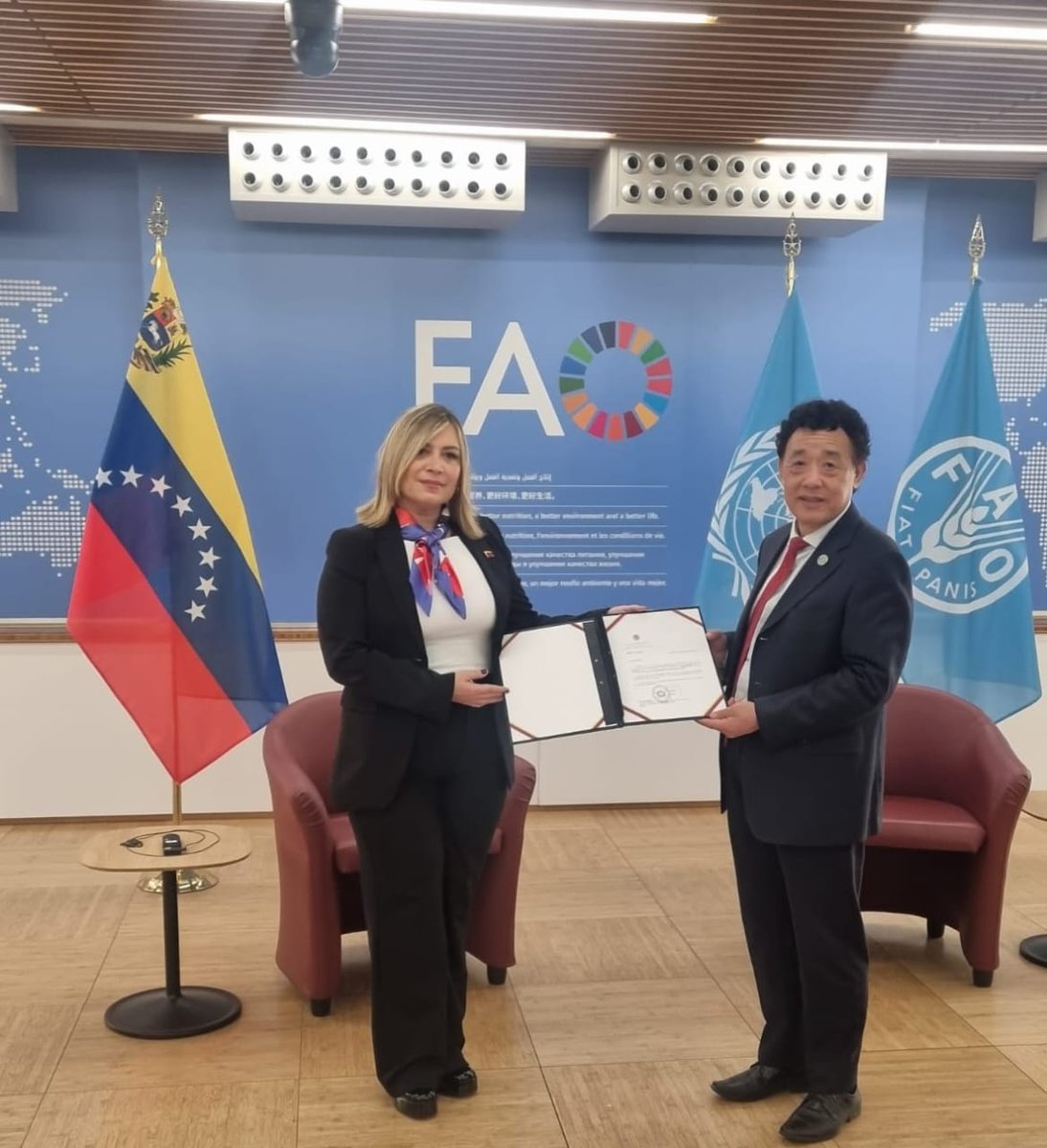 adri_urdaneta's tweet photo. Oficialmente tenemos representante de la Revolución ante la @FAO felicidades a nuestra embajadora @marilyndilucave.
Gracias por su gran liderazgo e incansable trabajo en las políticas alimentarias de nuestro país, continúe enalteciendo la voz heróica del pueblo Bolivariano. https://t.co/Eidj5GKn2J