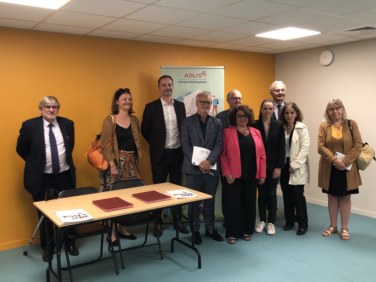 CHSF91's tweet photo. La résidence de l'avenue Chantemerle de #Corbeil-Essonnes accueillera à la rentrée des étudiants paramédicaux du CHSF selon un accord conclu avec l'Association #ADLIS (#ActionLogement). Cet accord s'inscrit dans les engagements du  Projet social 2024-2028 du CHSF ! https://t.co/vAUUqIUFXk