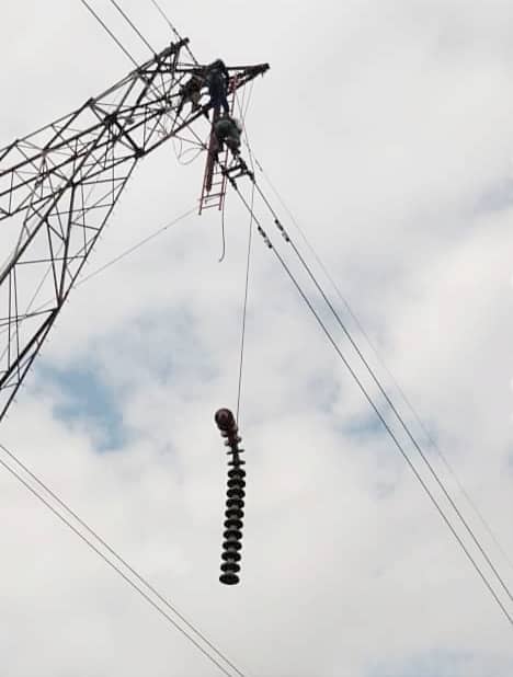 CorpoelecInfo's tweet photo. ⚡️ 𝕄𝕚𝕣𝕒𝕟𝕕𝕒

Personal de la Gerencia de Transmisión de #Corpoelec, cambia cadena de aisladores conectada a la torre 371 de la línea San Gerónimo-Santa Teresa 400kV, para estabilizar y garantizar optima distribución de energía eléctrica. https://t.co/I7jPwsLHuq