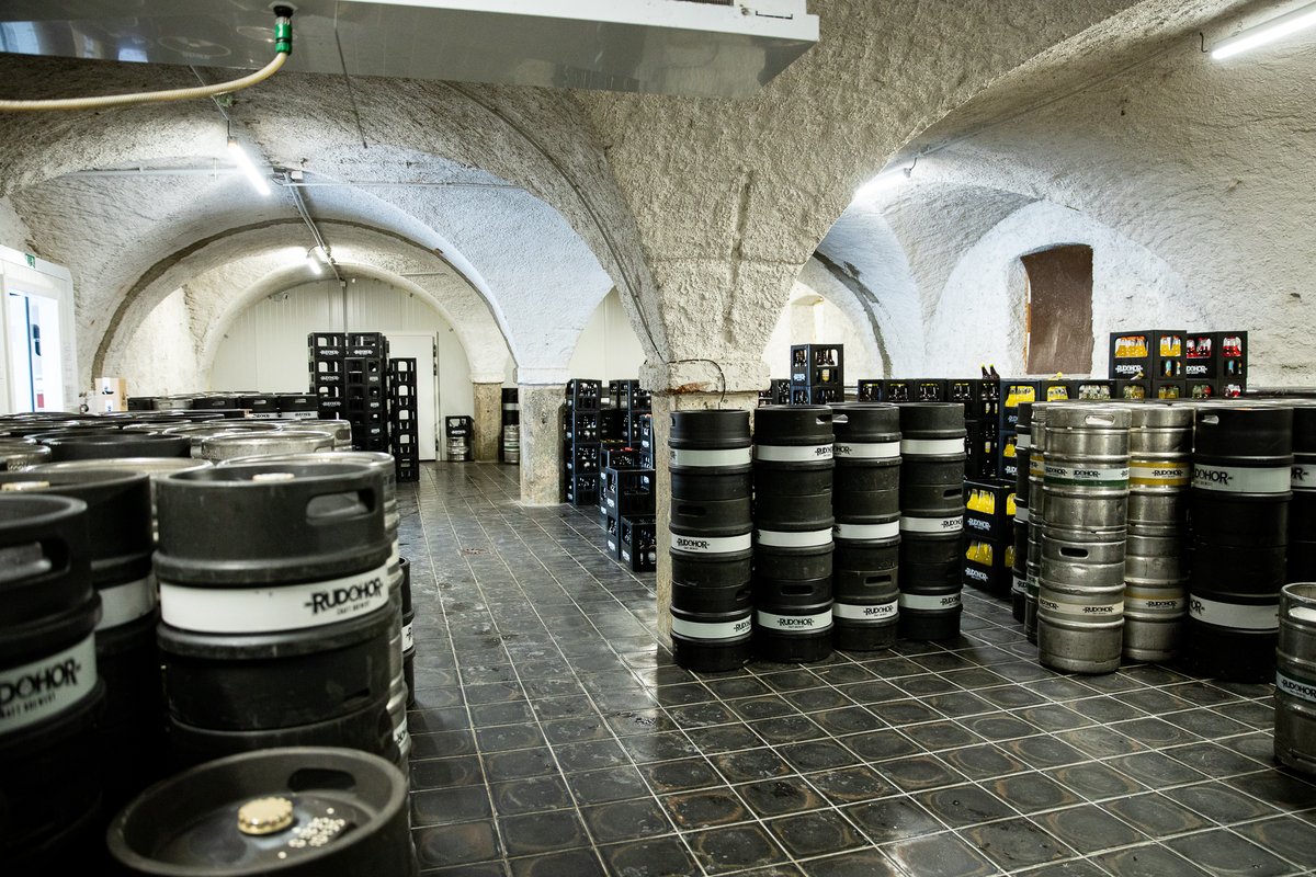RUDOHORCraft's tweet photo. U někoho sklady, u někoho sklepy, u někoho chlévy.
Pivo má být uchováno v chladu.
Některá piva vydrží i 30°C a mají dobu trvanlivosti víc než půl roku.
Ubezpečujeme vás, že to naše pivo není. Protože co se s tím pivem všechno musí udělat, aby tohle vydrželo, to nechceš slyšet😂 https://t.co/lGzuvOvEji