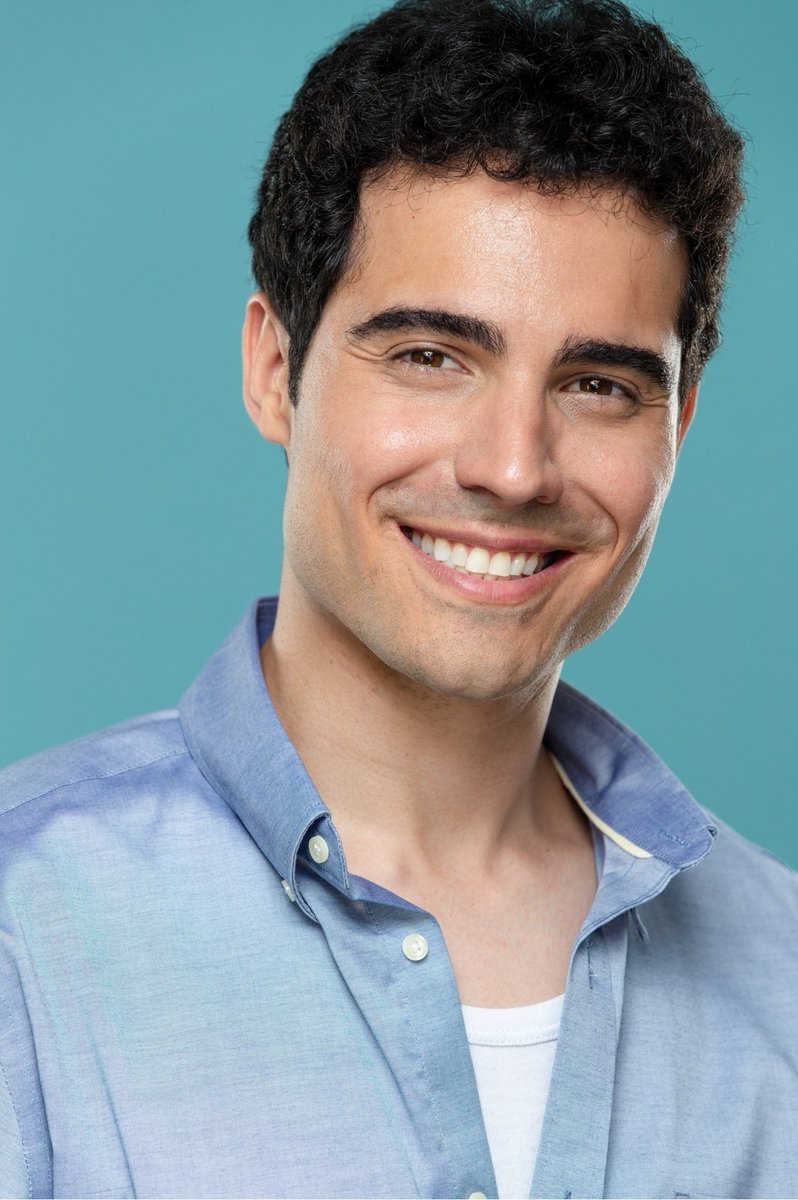 Javier_Dut's tweet photo. "Confía en la magia de los nuevos comienzos"✨

Gracias @Javier_Mantrana por una sesión de fotos tan bonita y especial. No puedo estar más contento con el resultado 💙 #nuevobook #foto #javierdut #cantante #actor #escritor #headshot #foto #smile #sesiondefotos #javiermantrana https://t.co/PVkgd5K65N