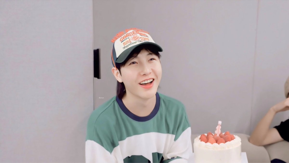 diseoyin's tweet photo. 💐 𓂃꙳ ⋆생일축하해요 ~ 🎂 · ˚ ༘ https://t.co/g5mt98tY2h