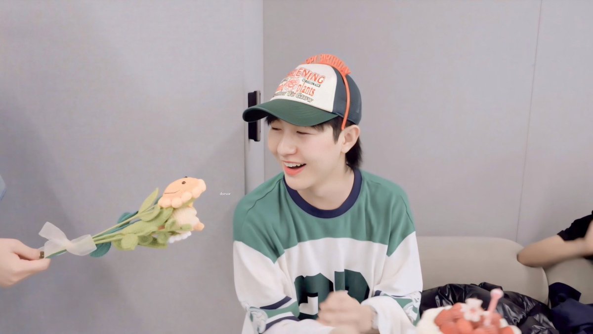 diseoyin's tweet photo. 💐 𓂃꙳ ⋆생일축하해요 ~ 🎂 · ˚ ༘ https://t.co/g5mt98tY2h