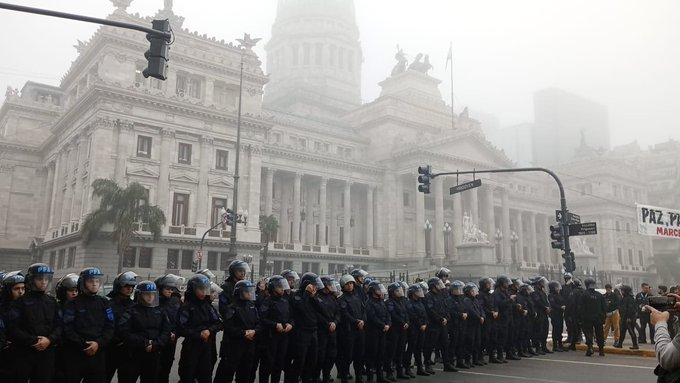 Si el Congreso está así, la ley que se va a votar es contra el pueblo. No falla.