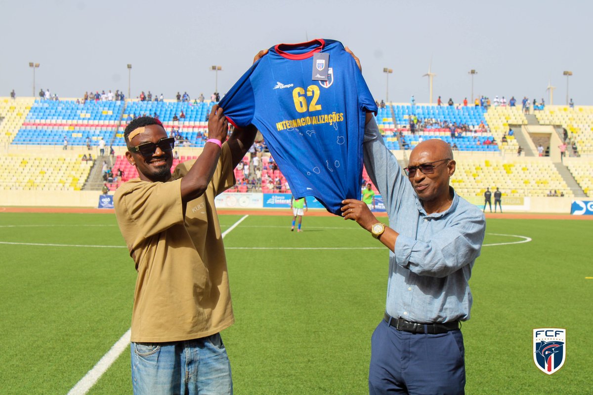 fcfcomunica's tweet photo. No intervalo do jogo contra a Líbia, o jogador Stopira foi homenageado pela Federação Cabo-verdiana de Futebol 

Após 16 anos ao serviço da Seleção Nacional, o defesa disse um adeus à Seleção como jogador

OBRIGADO #STOPIRA 

https://t.co/UZCpdeWV8z 

#CaboVerde | #TubarõesAzuis https://t.co/TTmsmLCRAP