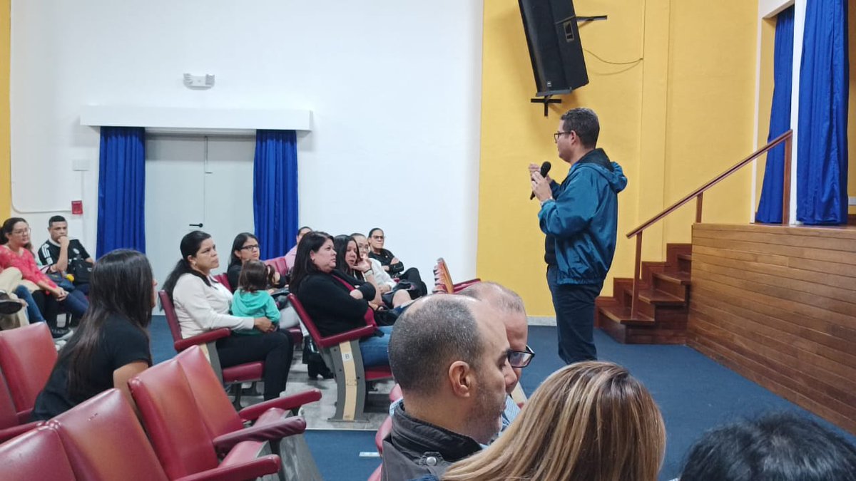 STVcaracas's tweet photo. Hoy se llevó a cabo una Asamblea de padres y representantes en su primera convocatoria, para tratar el estudio económico del próximo año escolar. https://t.co/Vki5HzXz3e