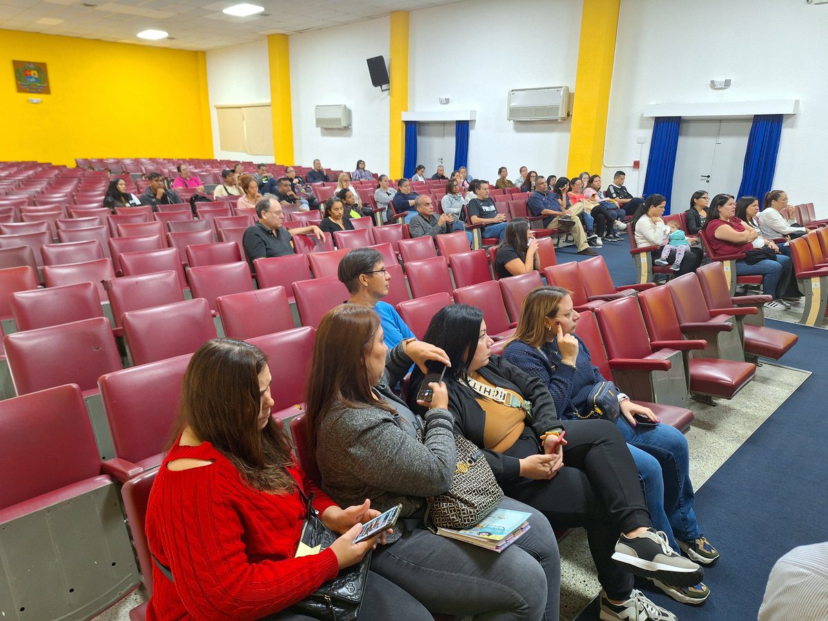 STVcaracas's tweet photo. Hoy se llevó a cabo una Asamblea de padres y representantes en su primera convocatoria, para tratar el estudio económico del próximo año escolar. https://t.co/Vki5HzXz3e