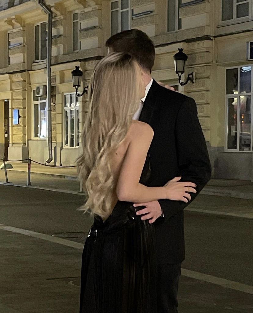 vic_toriawinter's tweet photo. Obrigada por dividir a vida comigo. Todos os dias parecem festa se eu tenho você ao meu lado. Cada batida do meu coração pertence a você. 
Feliz dia dos namorados, te amo. https://t.co/JBXXD1cT4E