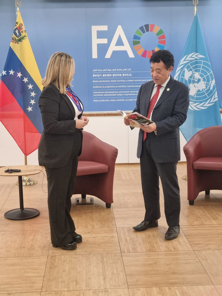 adri_urdaneta's tweet photo. Acá presentando los últimos planes que lleva el @InnVenezuela de las 4S como modelo de las dietas saludables y la mejor nutrición de Venezuela 🇻🇪. Gran orgullo para nosotros, no tenemos duda de que hemos dado un gran salto con nuestra gran lideresa representándonos 🙌🏻. https://t.co/7DeYOIy8sb