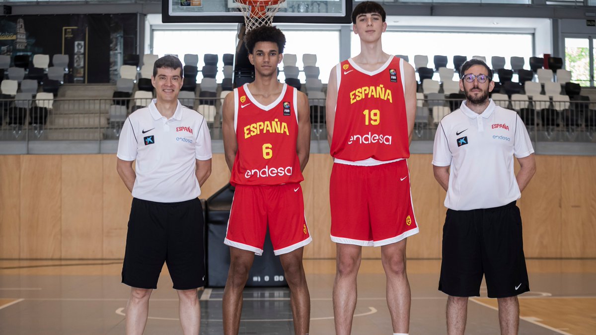 LAlqueriaVBC's tweet photo. 🍊🇪🇸 Fotos oficiales

La #U17M se hace las fotos oficiales de camino al Mundial de este verano, con nuestros 3 taronjas 

🍊 Sergi Kemu
🍊 Nicolás Gómez
🍊 Borja Ricart

¡Vamos!🧡

📸 Fotos @BaloncestoESP https://t.co/RaqmZSeEWF