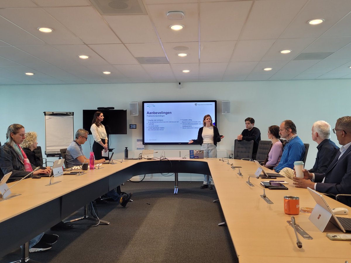 Studenten Veranderkunde van de <a href="/HvA/">Hogeschool van Amsterdam (HvA)</a> presenteerde vandaag hun onderzoek over de implementatie van de Wet Open Overheid bij de gemeente <a href="/almere/">almere</a>. Hiervoor spraken zij met ambtenaren van meerdere afdelingen om te achterhalen hoe zij het werken met de nieuwe wet ervaren. Chapeau!