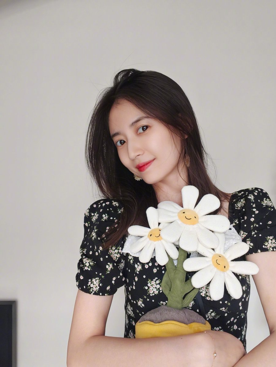 ForYukee's tweet photo. 🔔 240612 | #เฉินอวี้ฉี Weibo Update : น้องอัพเดทรูปสวยๆ ค่ะ 😍

" ​​เป็นชาวสวนที่มีคุณสมบัติเหมาะสม"

โพส 18:02 เวลาจีน

#ChenYuqi #陈钰琪 #YukeeChen 
#ForYukee #ForYukeeWeibo https://t.co/LPWPlind74