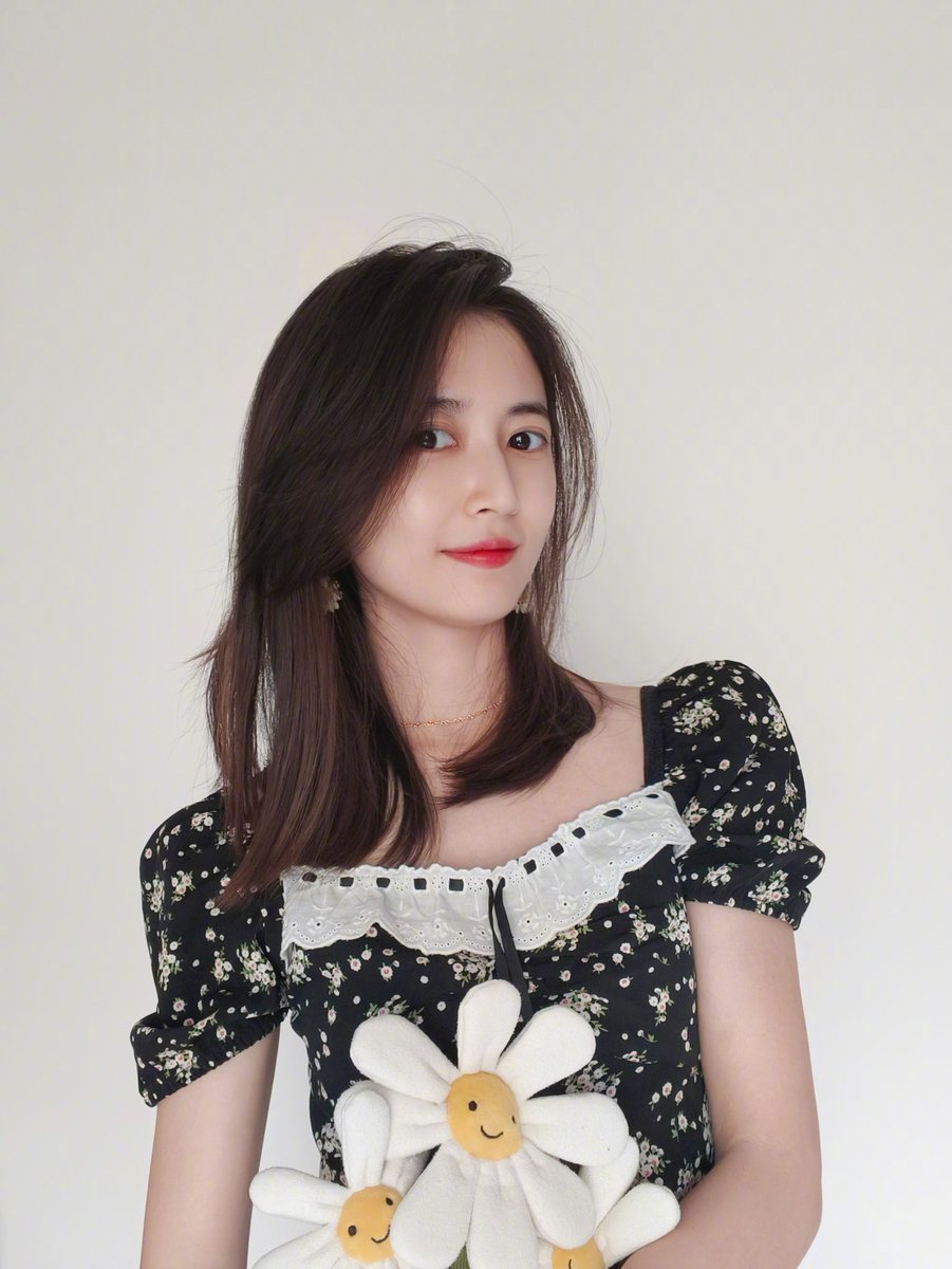 ForYukee's tweet photo. 🔔 240612 | #เฉินอวี้ฉี Weibo Update : น้องอัพเดทรูปสวยๆ ค่ะ 😍

" ​​เป็นชาวสวนที่มีคุณสมบัติเหมาะสม"

โพส 18:02 เวลาจีน

#ChenYuqi #陈钰琪 #YukeeChen 
#ForYukee #ForYukeeWeibo https://t.co/LPWPlind74