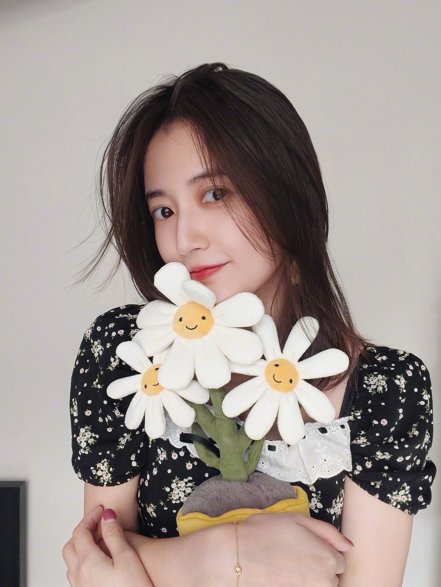 ForYukee's tweet photo. 🔔 240612 | #เฉินอวี้ฉี Weibo Update : น้องอัพเดทรูปสวยๆ ค่ะ 😍

" ​​เป็นชาวสวนที่มีคุณสมบัติเหมาะสม"

โพส 18:02 เวลาจีน

#ChenYuqi #陈钰琪 #YukeeChen 
#ForYukee #ForYukeeWeibo https://t.co/LPWPlind74