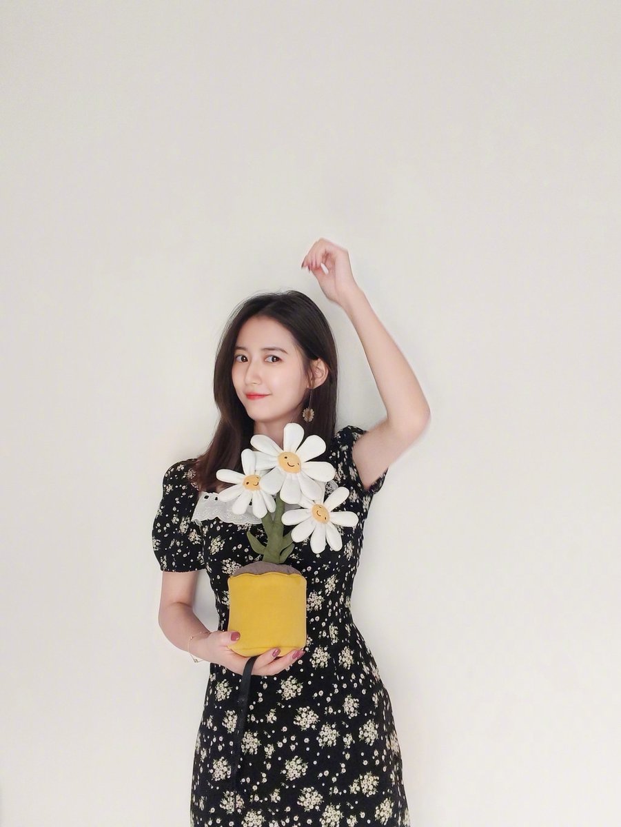 ForYukee's tweet photo. 🔔 240612 | #เฉินอวี้ฉี Weibo Update : น้องอัพเดทรูปสวยๆ ค่ะ 😍

" ​​เป็นชาวสวนที่มีคุณสมบัติเหมาะสม"

โพส 18:02 เวลาจีน

#ChenYuqi #陈钰琪 #YukeeChen 
#ForYukee #ForYukeeWeibo https://t.co/LPWPlind74
