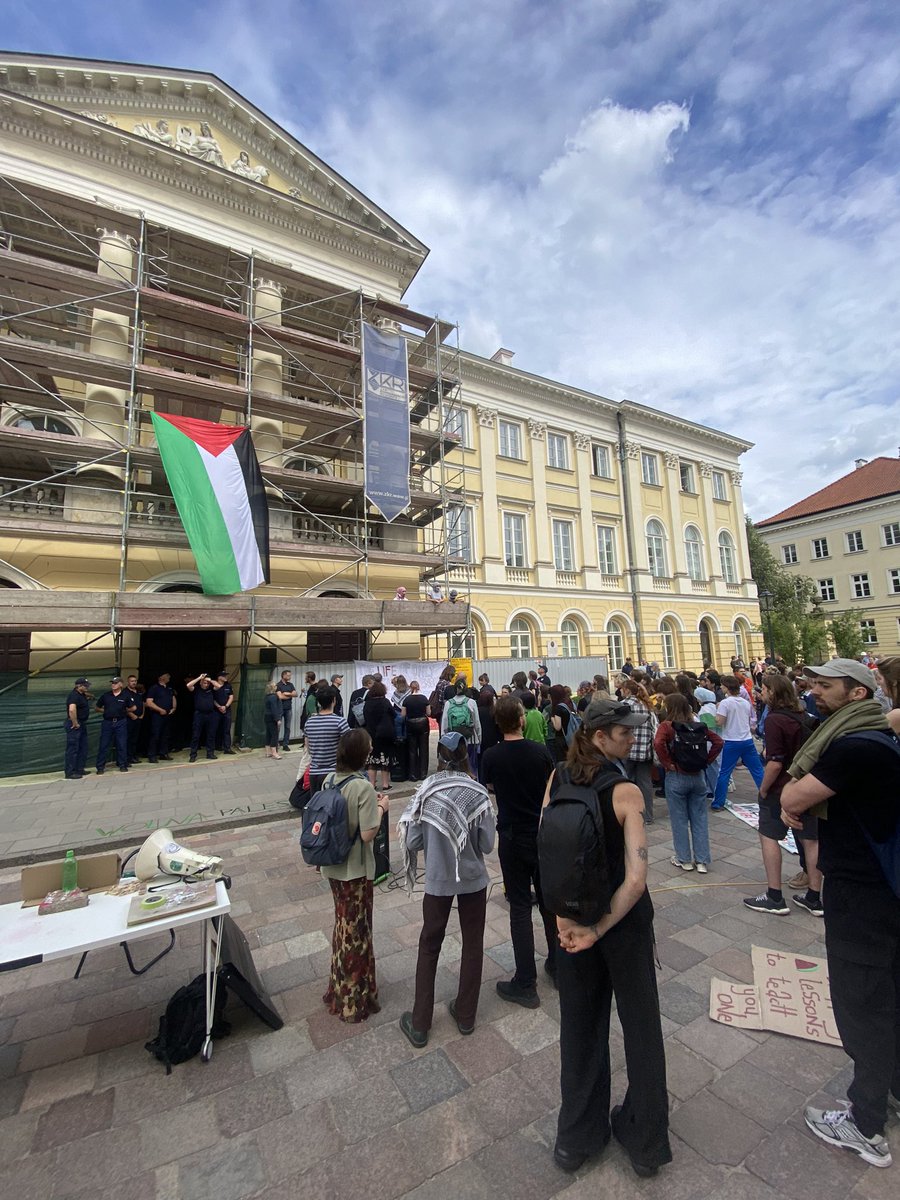 DanielWrzos's tweet photo. Od prawie 3 tygodni w pobliżu UW trwa protest w obronie Palestyny. Protestujący przenieśli się na kampus. Interweniowała policja ponieważ demonstracja blokowała wjazd na teren uczelni. Młodzi domagają się rozmowy z rektorem i próbowali wejść do budynku rekotoratu. @RadioZET_NEWS https://t.co/GMm0iT55tq
