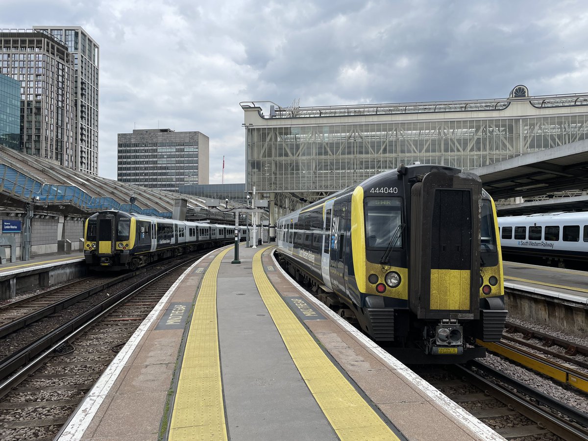 RexKram55112378's tweet image. 444040 at Waterloo as expected , now back to Portsmouth with 450085 in tow.