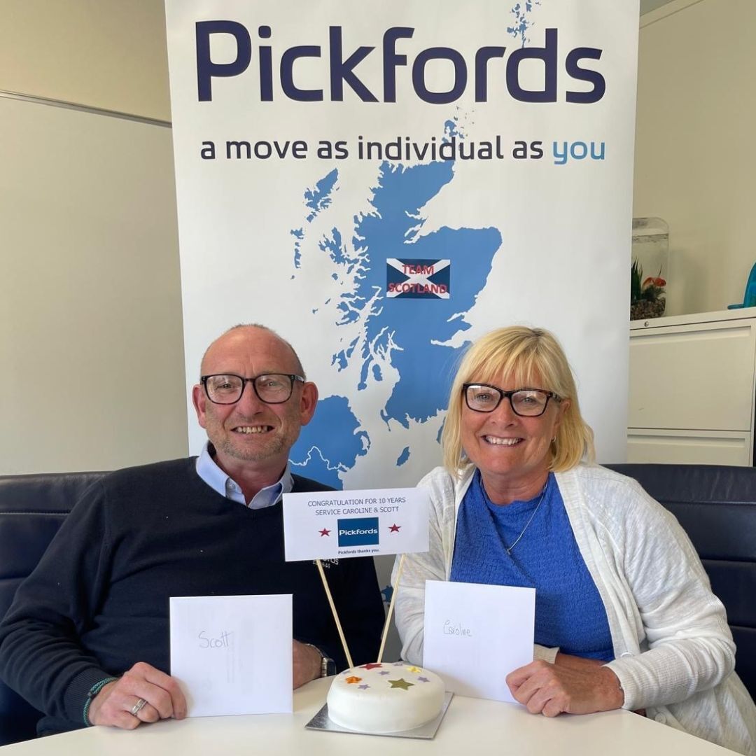 Pickfords's tweet photo. Pickfords Glasgow recently marked the impressive milestone of 10 years of service from Warehouse Operative, Scott Anderson, and Customer Service Manager, Caroline Weber ๐
#hashtags #Pickfords #employeeanniversary #10yearsservice #TeamScotland https://t.co/NJbdrPFa43