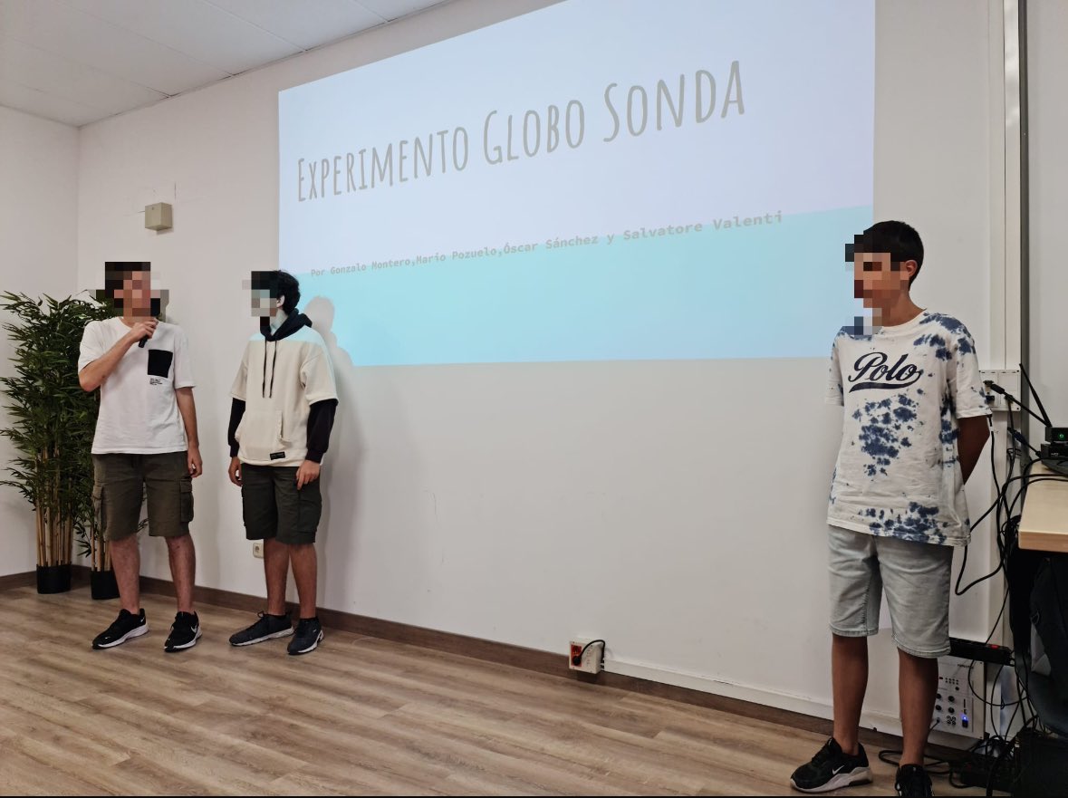 Nuestro alumnado de 4ESO que hace pocos días lanzaban el experimento en globo sonda en Coca (Segovia), ha expuesto en el ISMIE su proyecto. ¡Lo han hecho como auténticos profesionales!