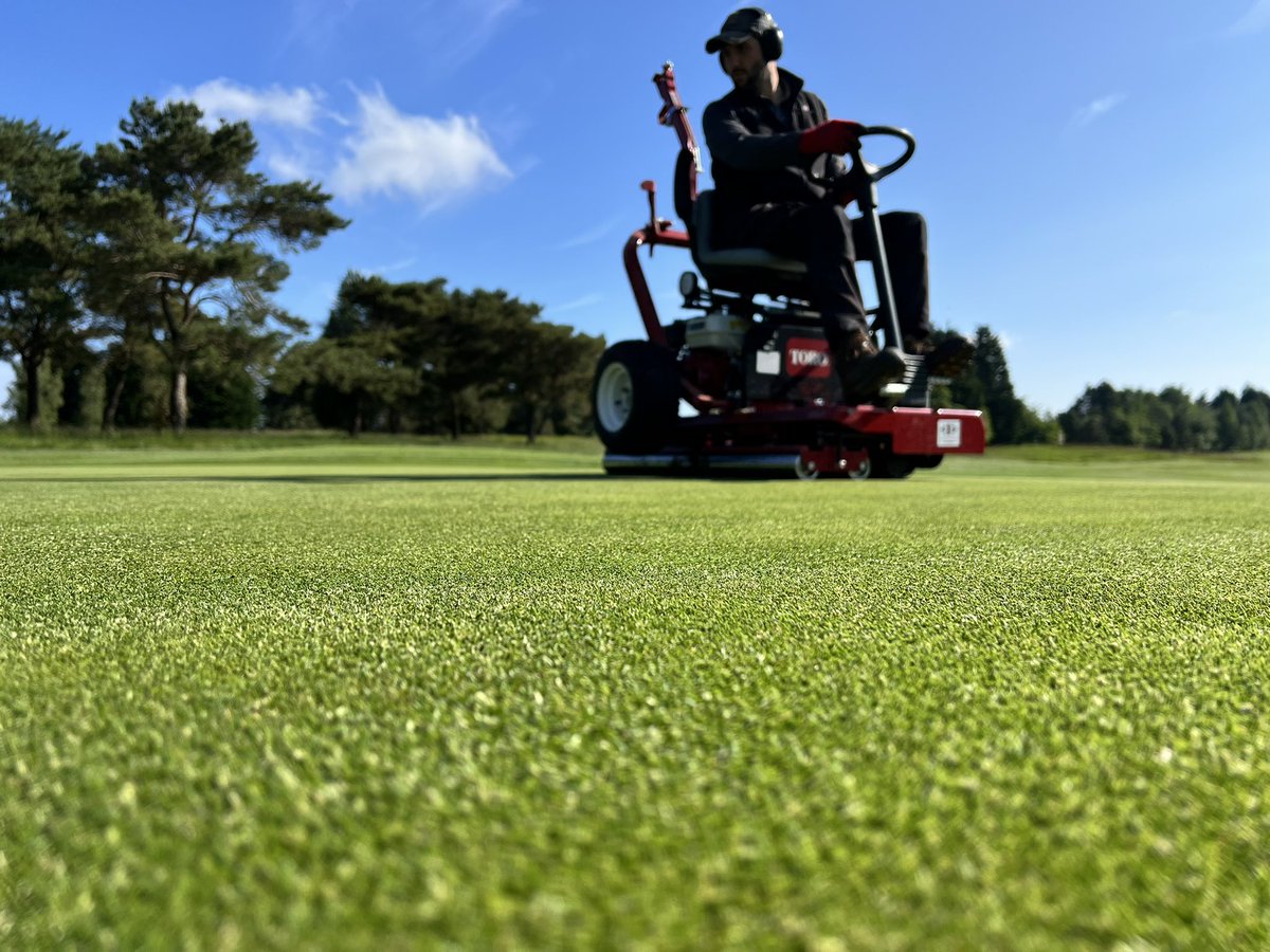 Our team have got the course in immaculate condition 🤩

Click the link to find out how to become a member. Only a few spaces left so hurry!

longashtongolfclub.co.uk/become_a_member