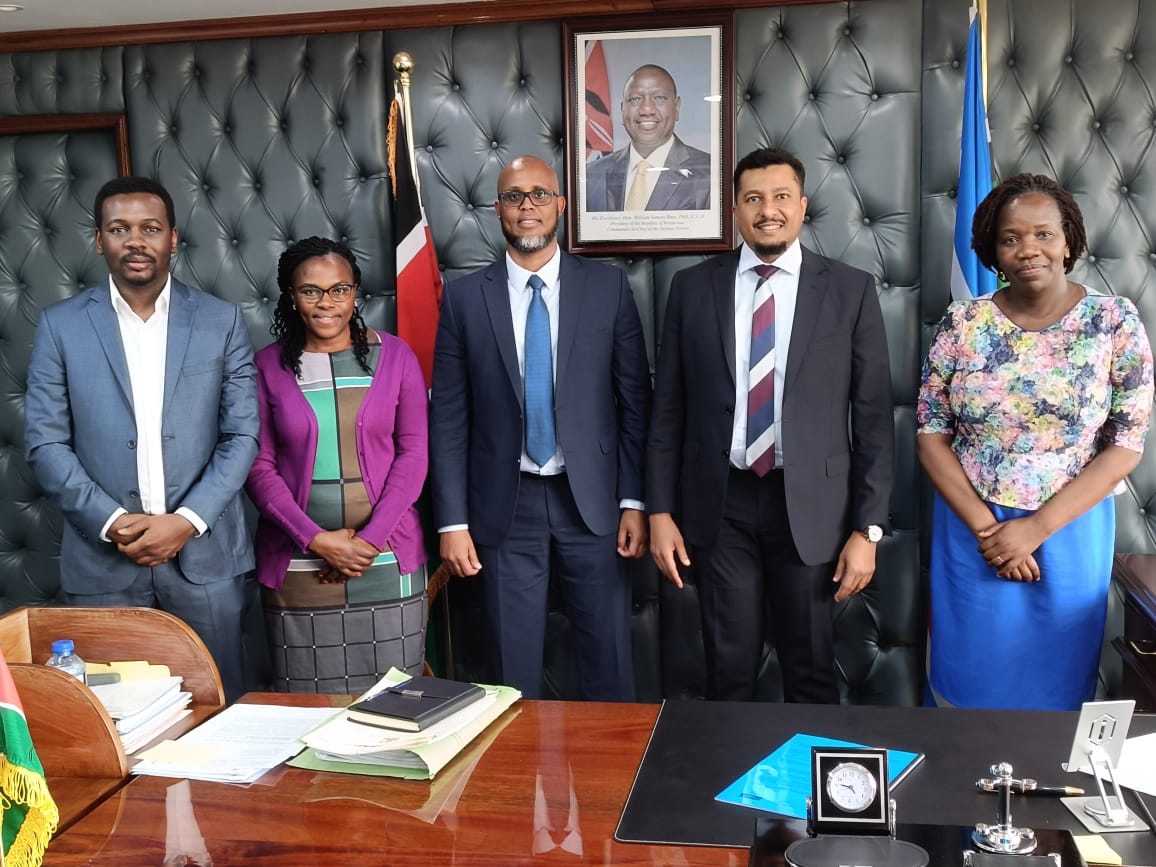 AhmedFarah__'s tweet photo. We had a productive meeting with PS Transport @mohamed_daghar today!  We discussed @TradeMarkAfrica progress in the initiative to develope a cool logistics corridor for fresh produce exports from a  consolidation facility in Naivasha, cool railway, and modern port in Mombasa. https://t.co/evUTnBAH9c