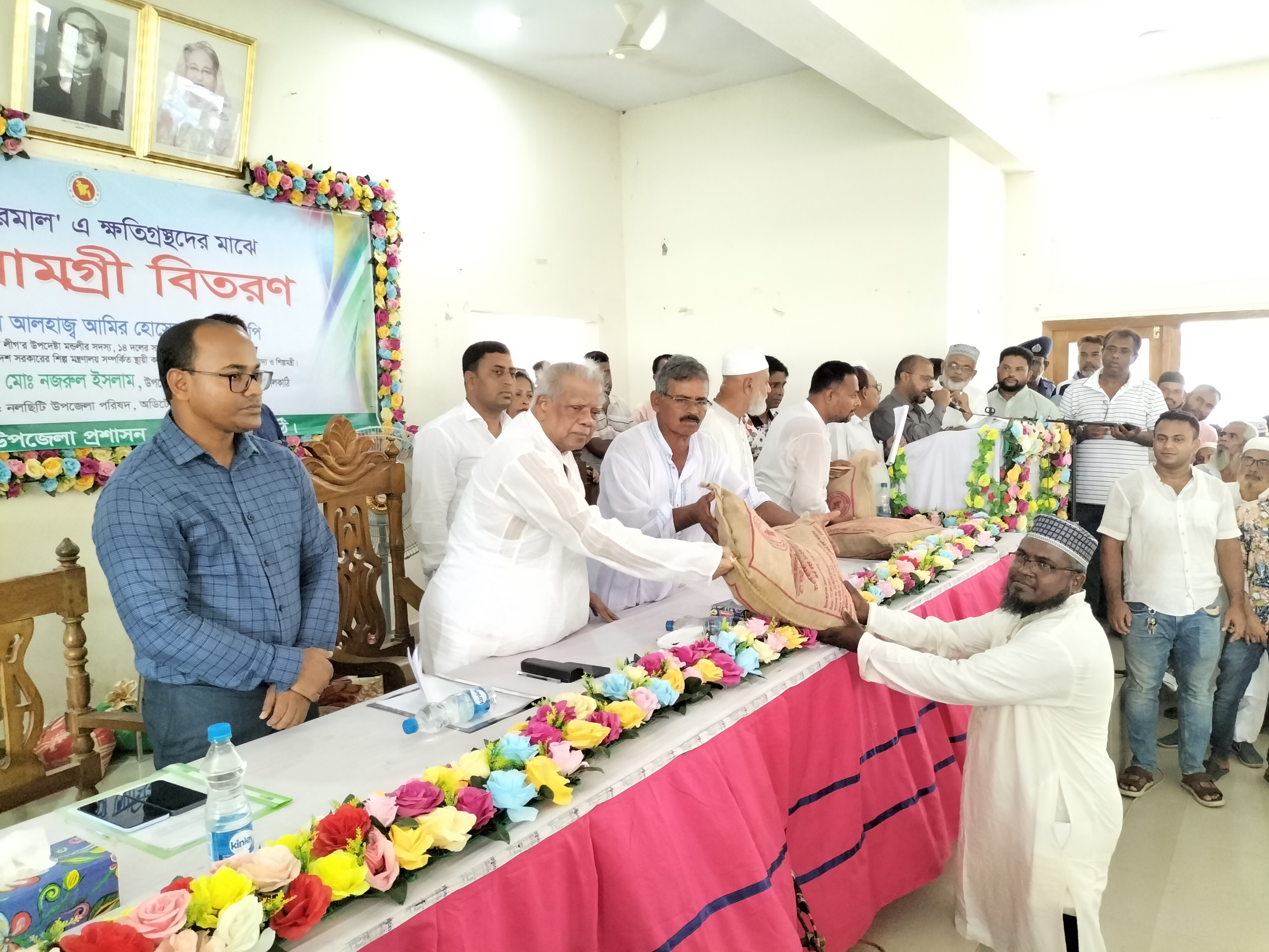 ঘূর্ণিঝড় রেমালে ক্ষতিগ্রস্থ ১ হাজার পরিবারের মাঝে ত্রান বিতরণ করেন আমির হোসেন আমু