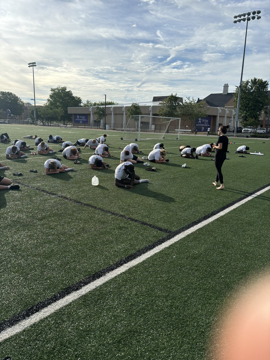 BrentDearmon's tweet photo. Yoga 🧘, and UNA Games ⚾️🥏🤾🏾‍♀️🎯

Love this team‼️

Be 2️⃣1️⃣2️⃣🔥 https://t.co/IYFhRfp58Q