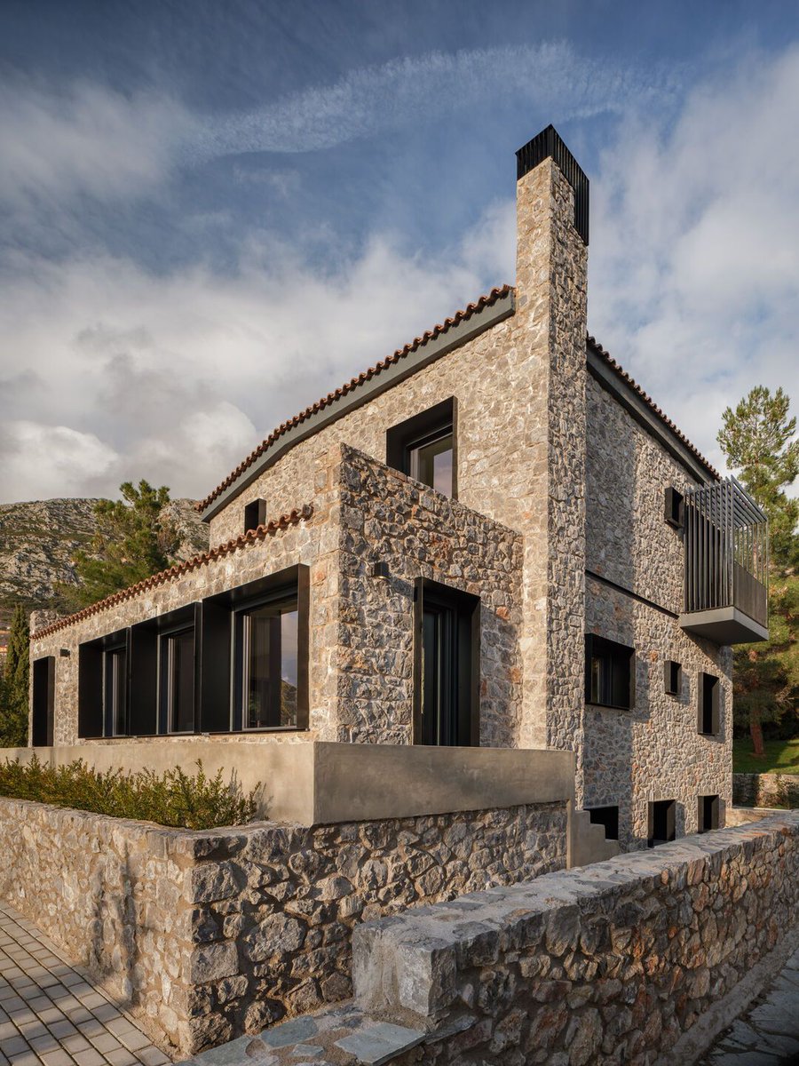 Archello's tweet image. Stone and View House
by Lantavos Projects
buff.ly/3XlxWeP 

Photo: George Messaritakis
