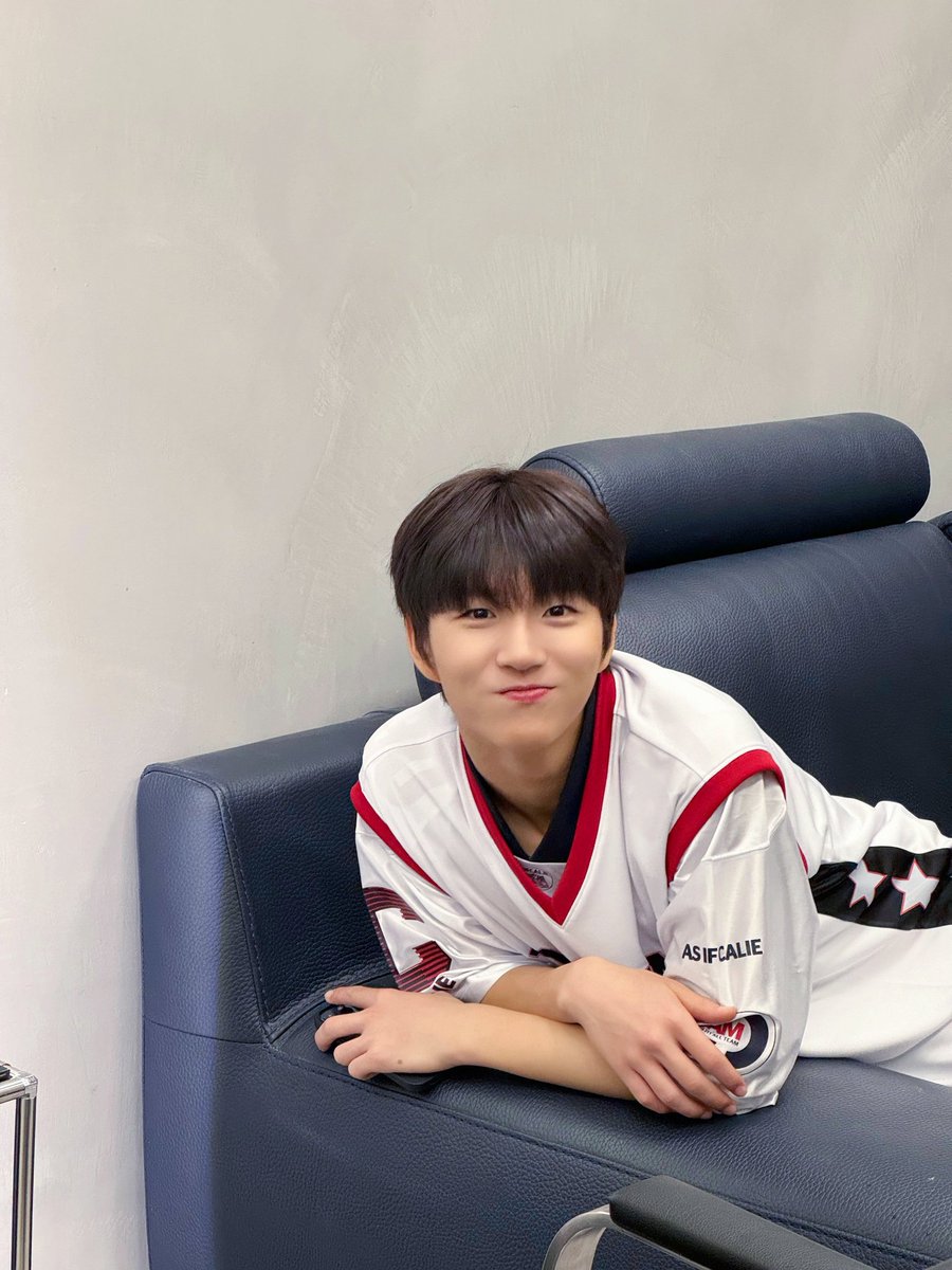 yaychozy's tweet photo. Anak baik, hebat, berbakat. Terimakasih sudah memilih jalanmu sebagai idol, terimakasih untuk semua kerja keras mu selama ini. Semoga kamu tetap bahagia Jae-Hee ku.

#300DAYSWITHKIMDAEYOUNG https://t.co/S2BP08lrpp