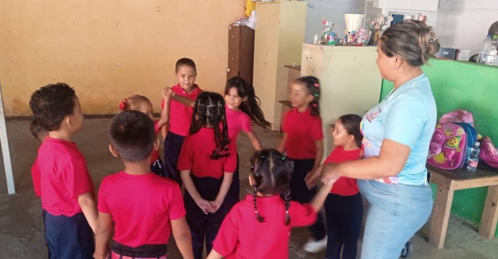 CdceSarare's tweet photo. #12Jun A través de Juegos y actividades pedagógicas se fortalecen las destrezas físicas, la creatividad, imaginación y curiosidad infantil. CEI Manuela Sáenz
#SimonPlanas
#CreemosEnNuestraGente
@MPPEDUCACION
@_LaAvanzadora
@cdcelara
@EleamerAbdala https://t.co/eAd9ZTlie9