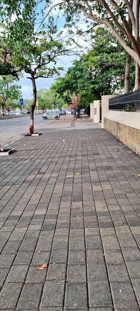 DoctorLFC's tweet photo. Pradhan Mantri Pedestrians ko Bachao Yojna ke tahat Bharat ke shehro ke har road par aisi footpath banani chahiye. https://t.co/DTwvqAwPNh