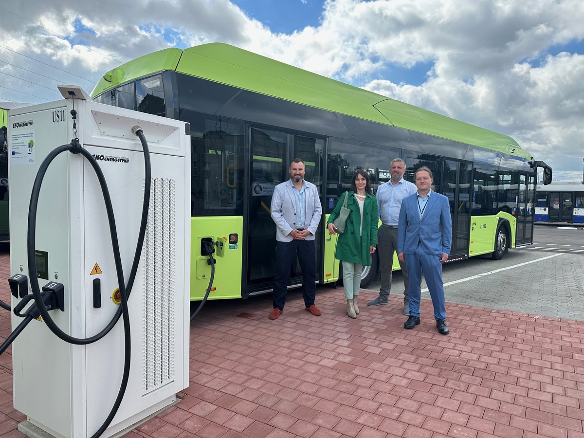 cinea_eu's tweet photo. Visiting  the #EU #CEFTransport project supporting charging infrastructure for public transport in #Riga in #Latvia 🇪🇺🚌🇱🇻

▶️21 chargers⚡️
▶️42 charging points 

Facilitating the shift to #electric public transport to decarbonise the sector!

#EUGreenDeal #eMobilityRevolution https://t.co/SqmCnEQ46t