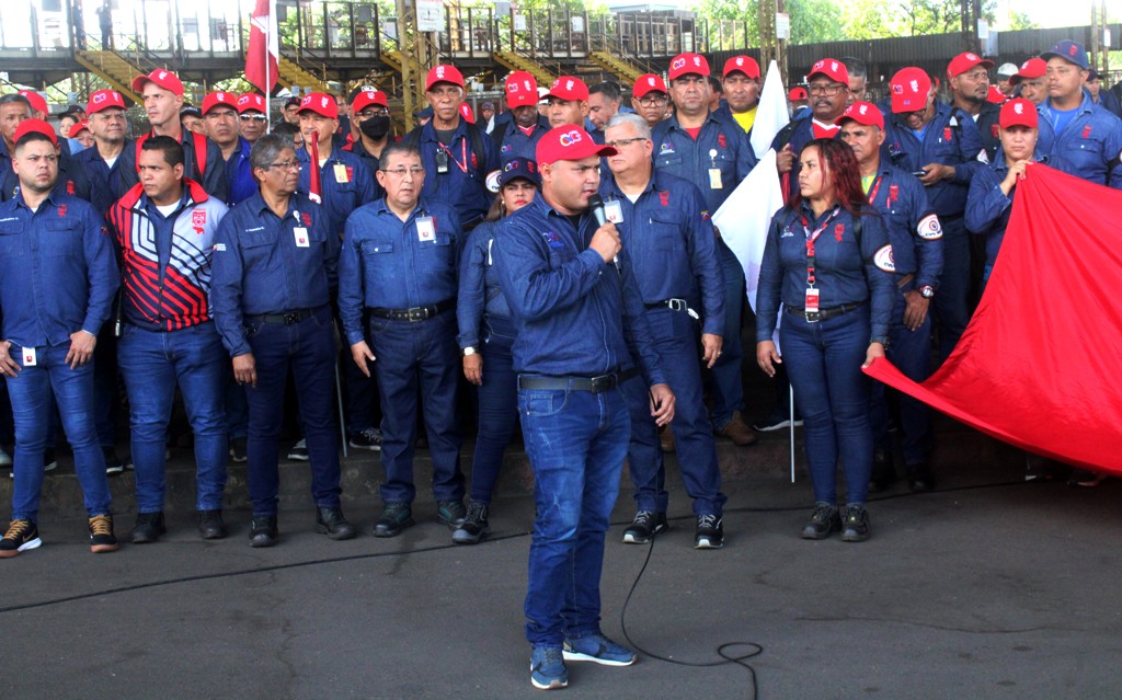 CVG_Oficial's tweet photo. Clase obrera de #Guayana comprometida con la #Revolución. Los trabajadores de CVG y Sidor respaldan las políticas emanadas por el Pdte. obrero @NicolasMaduro y rechazan las sanciones impuestas por el gobierno de #EEUU, repudiando todas las #MCU y bloqueo en contra de #Venezuela. https://t.co/iK4I4nKgS2