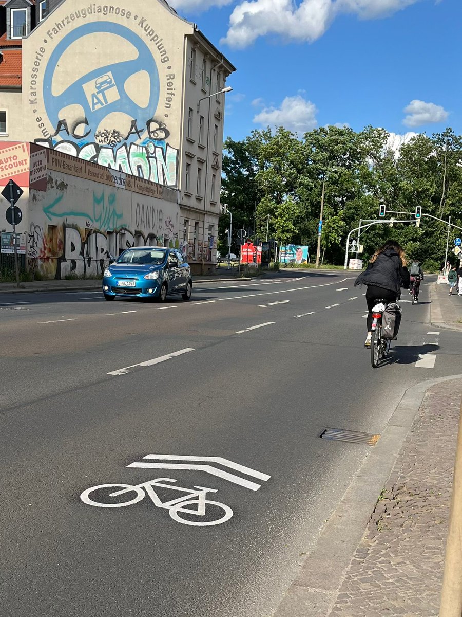 ADFC_Leipzig's tweet photo. Habt ihr schon die #Sharrows auf der Rödelstraße entdeckt? Sprich die Kennzeichnung für einen gemeinsam genutzten Fahrstreifen und der Hinweis, dass Kfz-Fahrer*innen mit Radfahrer*innen rechnen müssen! Ein bitter nötiger Hinweis an dieser Stelle! Tempo 30 wäre uns noch lieber! https://t.co/9GgnyzIbks