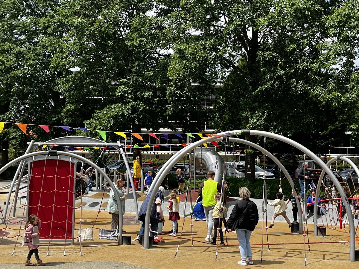 Samen met wethouder <a href="/JeroenKlaasse/">Jeroen Klaasse</a> een kijkje genomen bij de activiteiten van Welzijn Diemen op het Van Markenplantsoen #Diemen op de Nationale #Buitenspeeldag. Gelukkig kwam vanmiddag het zonnetje door. De kinderen genoten!