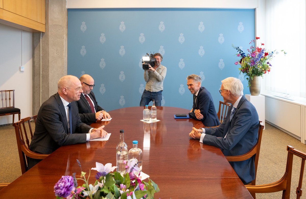 Eerste Kamer der Staten-Generaal (@eerstekamer) on Twitter photo Eerste Kamervoorzitter <a href="/Jan_Anthonie/">Jan Anthonie Bruijn</a> en Remco Nehmelman, Griffier van de Eerste Kamer, spraken vandaag met beoogd minister-president Dick Schoof en formateur Richard van Zwol. Eerste Kamervoorzitter <a href="/Jan_Anthonie/">Jan Anthonie Bruijn</a> en Remco Nehmelman, Griffier van de Eerste Kamer, spraken vandaag met beoogd minister-president Dick Schoof en formateur Richard van Zwol.